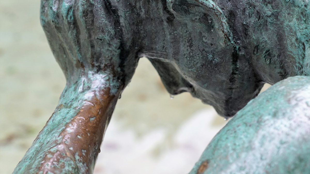 Vue d''une statue en position prostrée