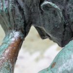Vue d''une statue en position prostrée