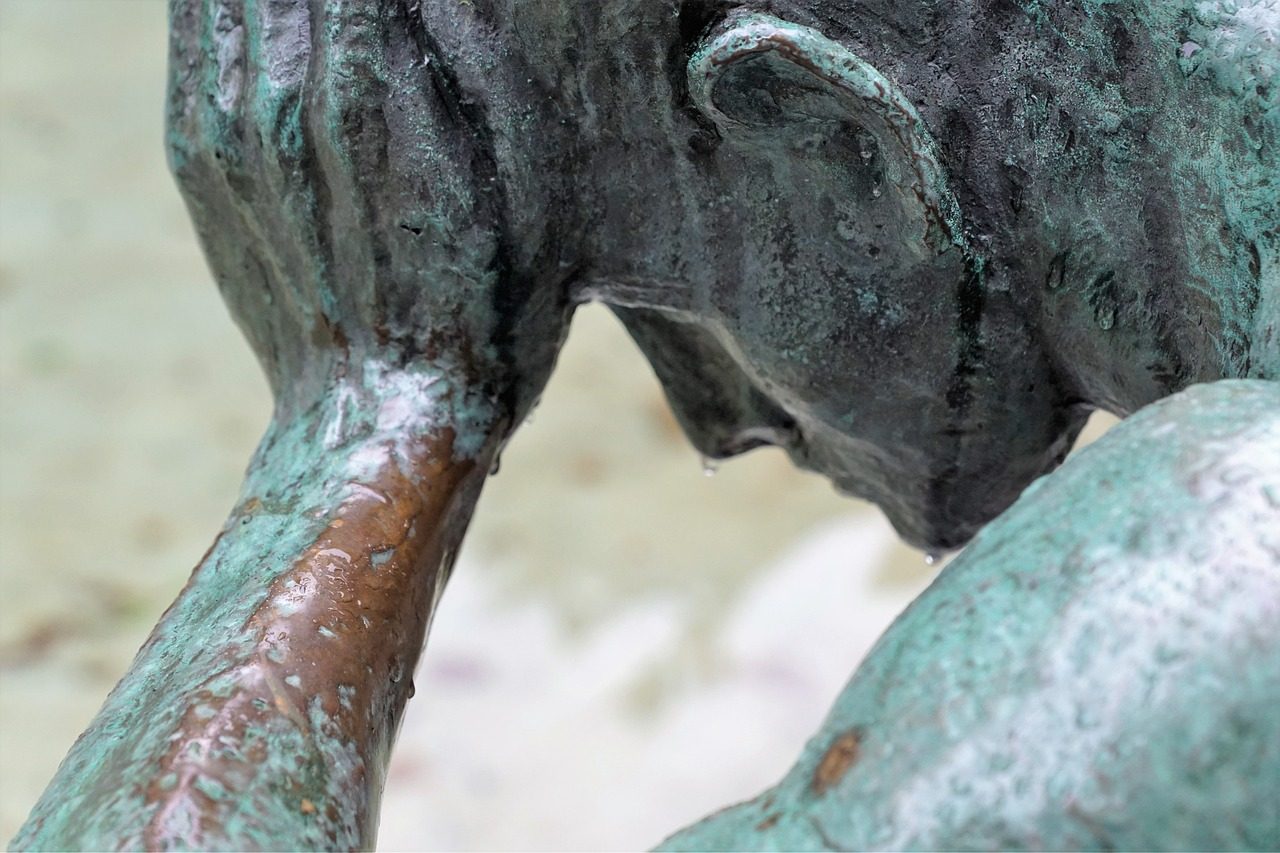 Vue d''une statue en position prostrée