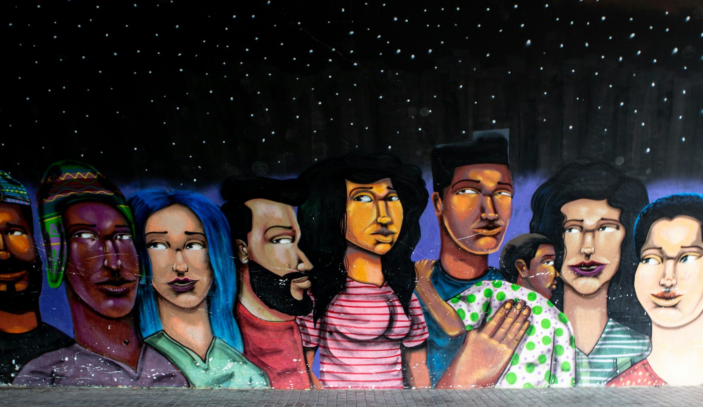 Fresque murale avec le visage de personnes